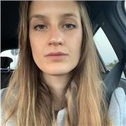 Docente di inglese impartisce lezioni di inglese ad alunni di elementari, medie e superiori